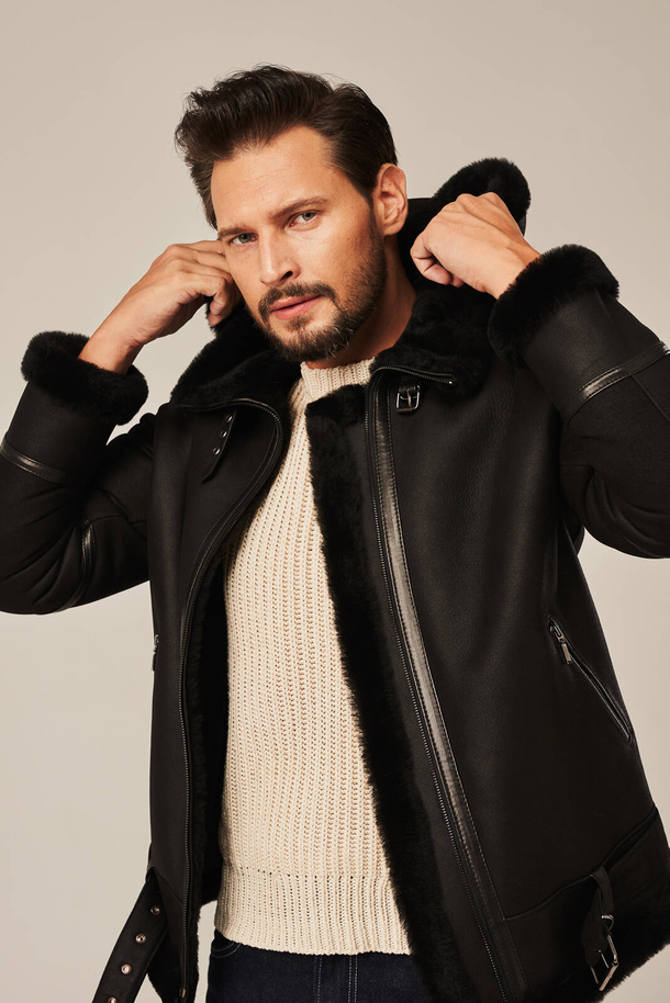 Juoda natūrali vyriška avikailio striukė su kapišonu