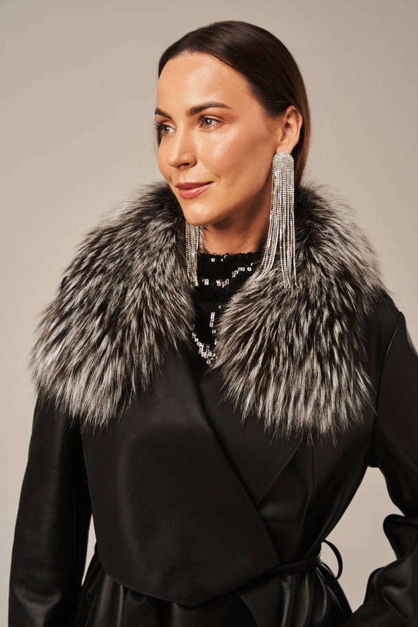 Juodos spalvos moteriškas odinis paltas su natūralios lapės kailio apykakle – elegancija ir komfortas