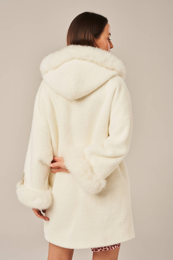 Šviesus kreminis moteriškas paltas su gobtuvu, natūraliu lapių kailiu ir odinėmis detalėmis