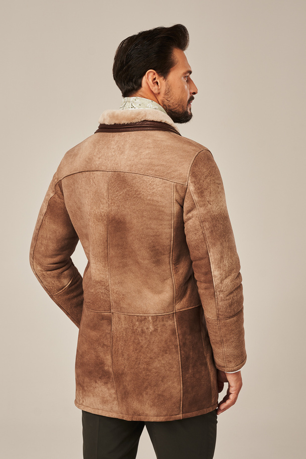 Natūralus vyriškas avikailio paltas – elegantiškas rudos spalvos, klasikinio stiliaus