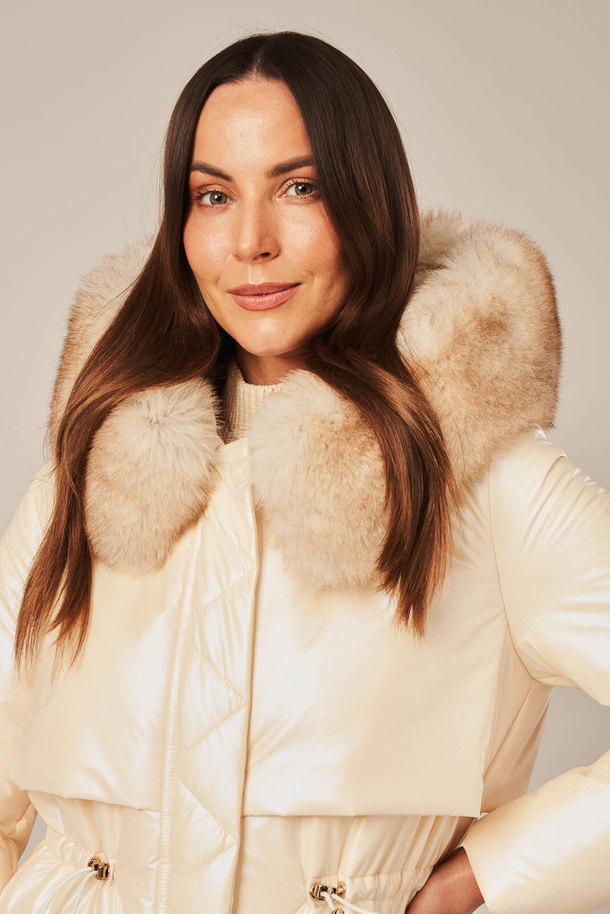 Moteriška smėlio spalvos lapės kailio pūkinė striukė