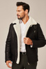 Juodas vyriškas avikailio paltas – aviatoriaus stiliaus