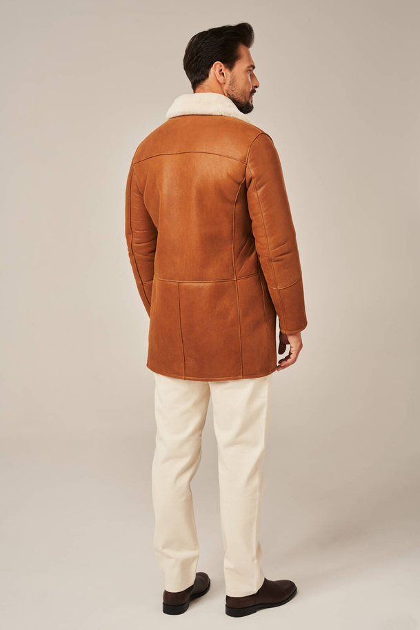 Ilgas vyriškas avikailio paltas žiemai – rudos spalvos, iš natūralios odos su avikailio kailiu