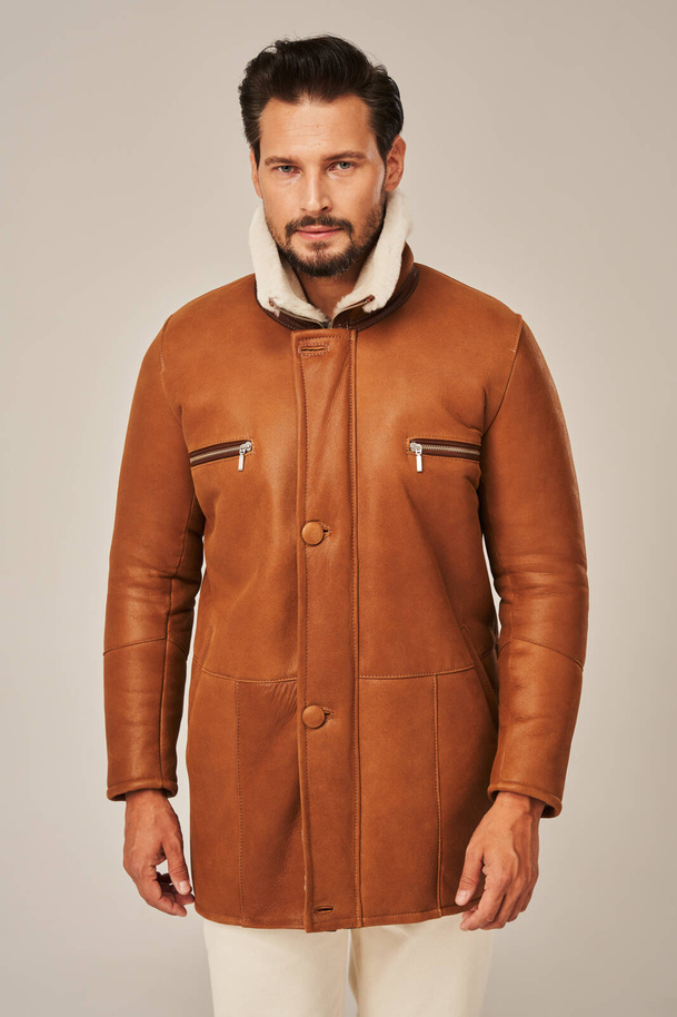 Ilgas vyriškas avikailio paltas žiemai – rudos spalvos, iš natūralios odos su avikailio kailiu