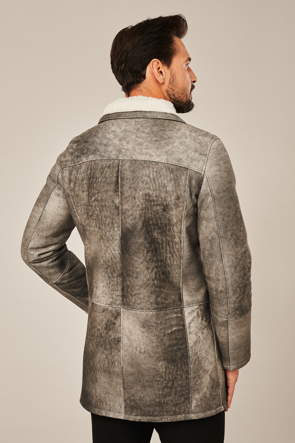 Tikras vyriškas avikailio paltas žiemai – išskirtinis modelis žemiau klubų