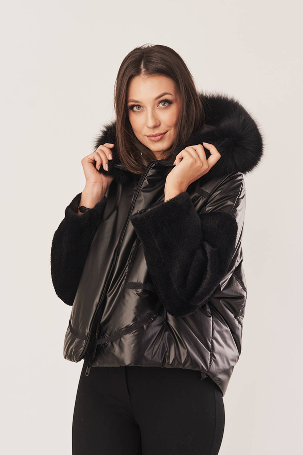 Juoda moteriška pūkinė striukė oversize su lapės kailiu