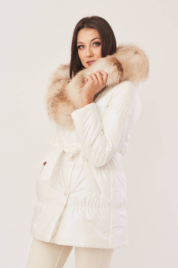 Šviesiai smėlio spalvos moteriška pūkinė striukė su lapės kailio apdaila