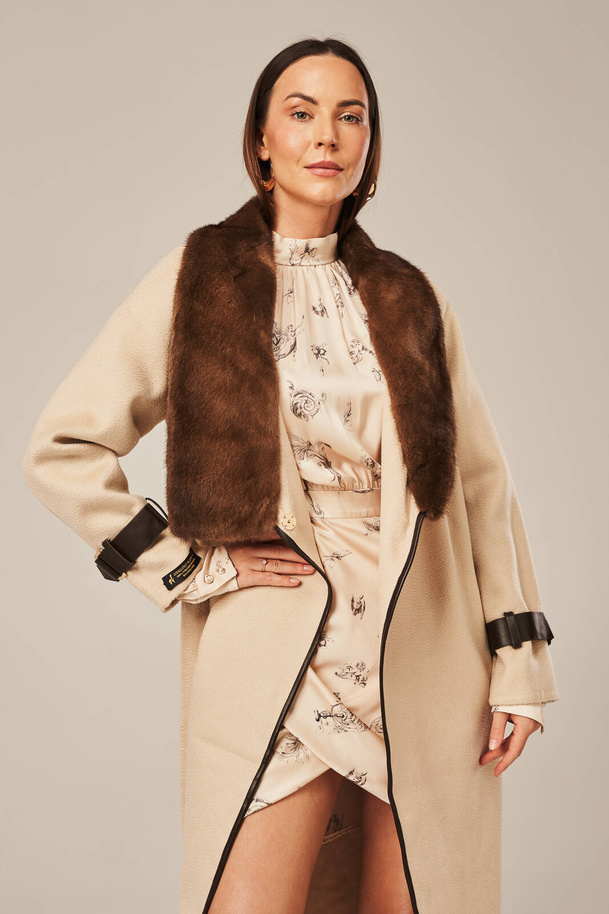 Moteriškas vilnonis rudeninis paltas su natūraliu norkės kailiu ir odinėmis detalėmis – šiltas alpaka vilnos paltas