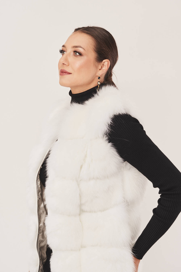 Moteriška balta kailinė liemenė iš natūralaus lapės kailio su oda – elegantiškas ilgesnis modelis