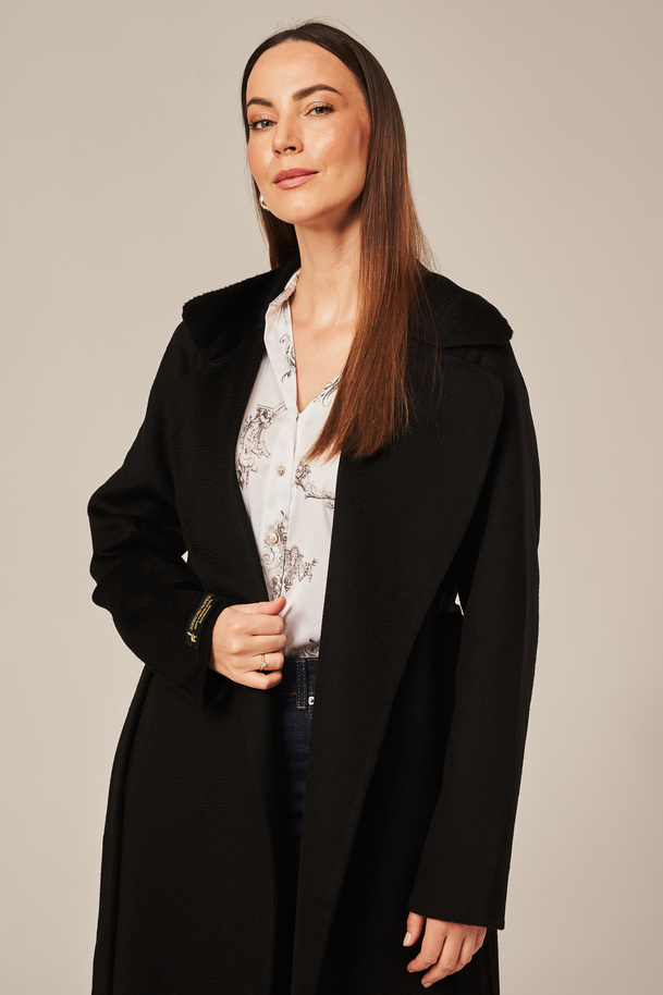 Juodas moteriškas vilnonis paltas iš alpakos vilnos – elegancija ir šiluma rudens sezonui