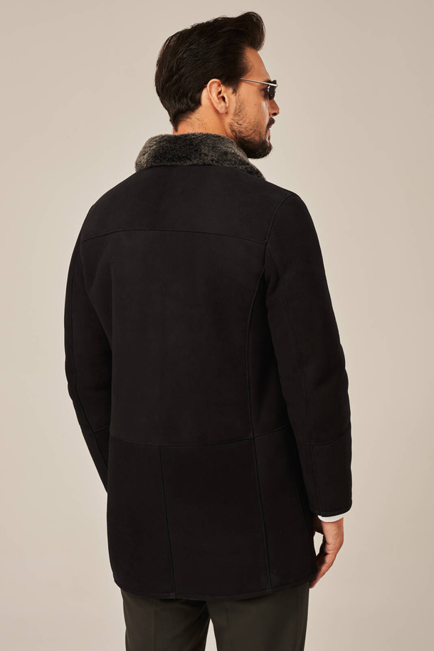 Vyriškas ilgas natūralaus avikailio paltas – šiltas ir stilingas žieminis modelis