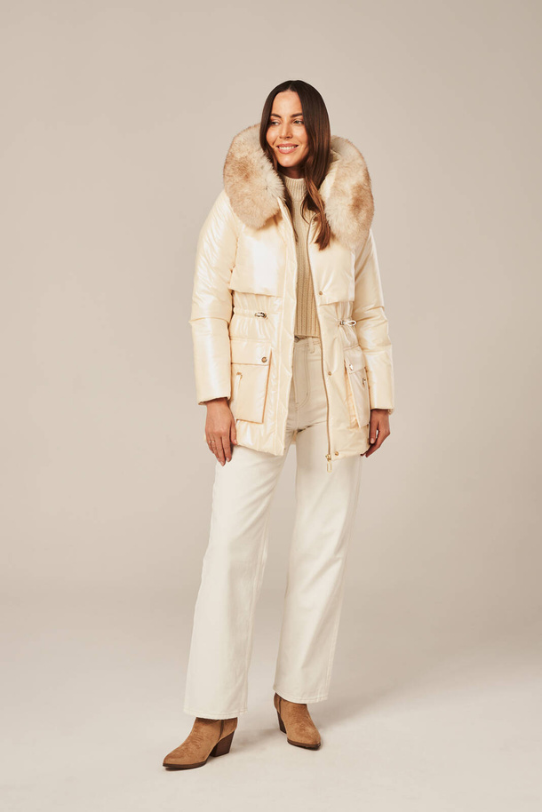 Moteriška smėlio spalvos lapės kailio pūkinė striukė