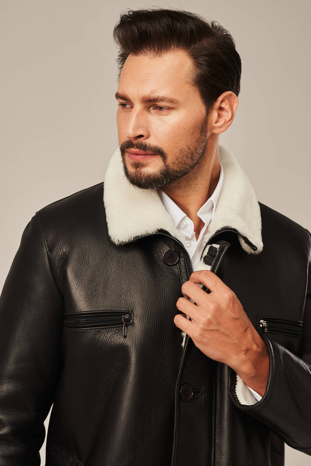 Vyriškas juodas odinis kailinis paltas žiemai