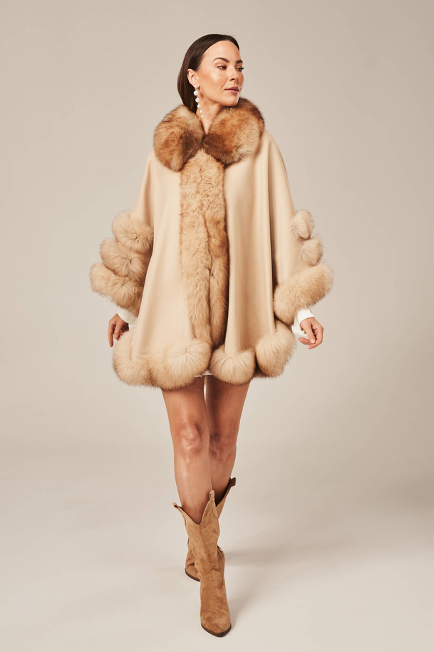 Moteriškas smėlio spalvos pončas su natūralaus lisko kailiu