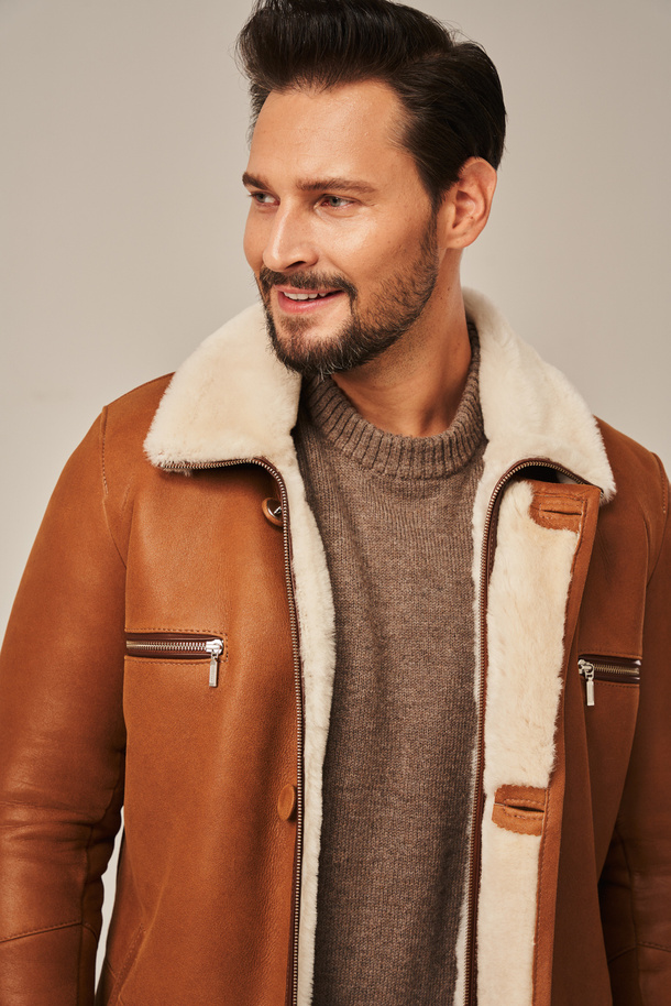 Ilgas vyriškas avikailio paltas žiemai – rudos spalvos, iš natūralios odos su avikailio kailiu