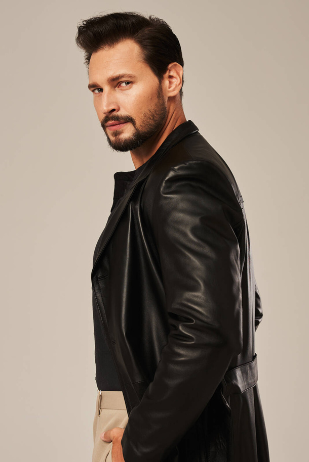 Vyriškas elegantiškas juodas natūralios avikailio odos paltas