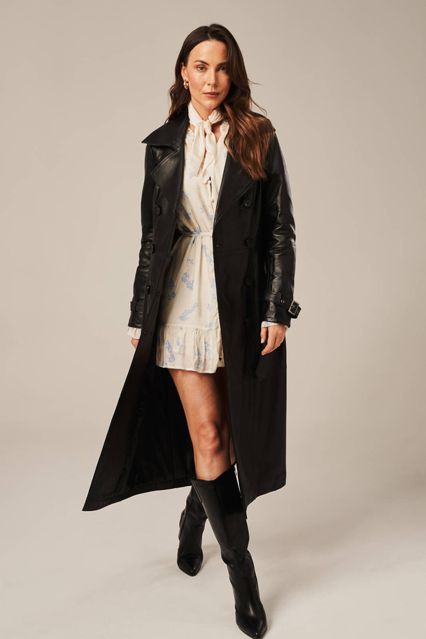 Ilgas moteriškas trenčas iš natūralios juodos odos – klasikinė elegancija pavasariui ir rudeniui