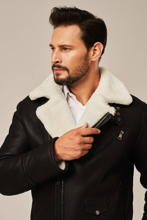 Juodas vyriškas avikailio paltas – aviatoriaus stiliaus