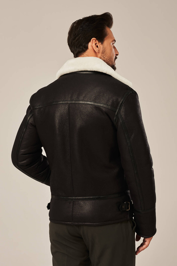 Juodas vyriškas avikailio paltas – aviatoriaus stiliaus