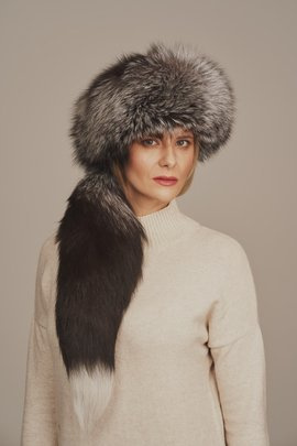 Prabangi moteriška žieminė lapės kailio kepurė su nuimama uodega – elegantiškas tošės tipo modelis
