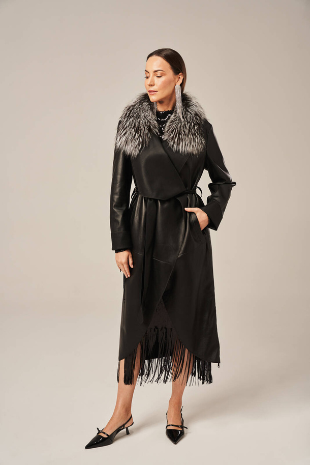 Juodos spalvos moteriškas odinis paltas su natūralios lapės kailio apykakle – elegancija ir komfortas