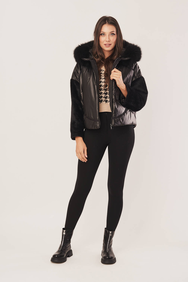 Juoda moteriška pūkinė striukė oversize su lapės kailiu