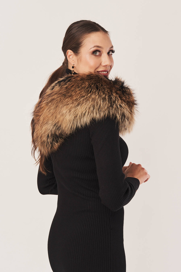 Natūralios jenoto kailio apykaklė rudų, smėlio ir juodų atspalvių – šiluma ir elegancija šaltuoju sezonu