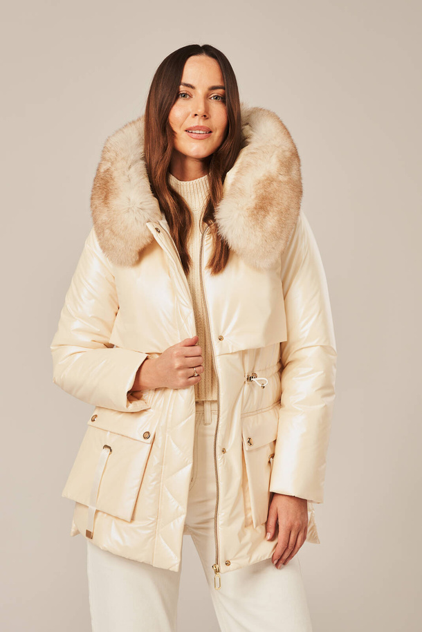 Moteriška smėlio spalvos lapės kailio pūkinė striukė