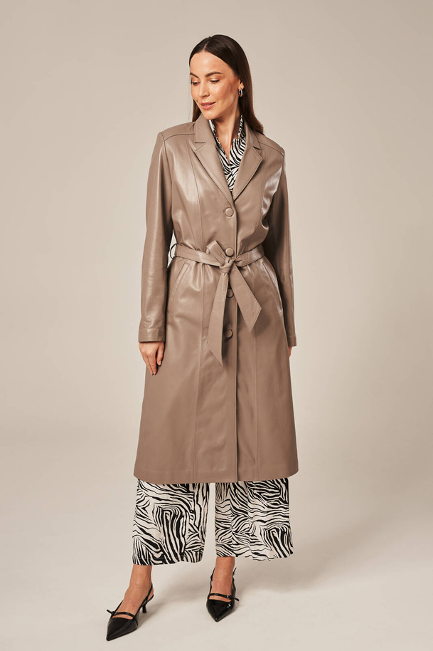 Ilgas natūralios odos moteriškas paltas cappuccino spalvos – elegancija pavasariui ir rudeniui