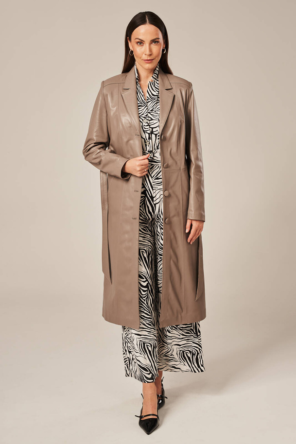 Ilgas natūralios odos moteriškas paltas cappuccino spalvos – elegancija pavasariui ir rudeniui